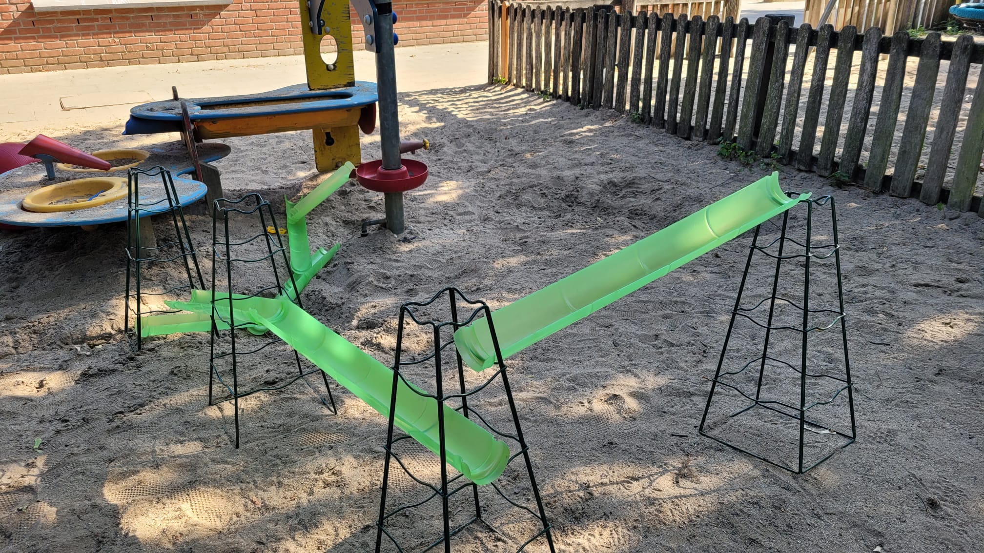 Spielplatz der Kita mit Kletterger&uuml;st und Rutsche