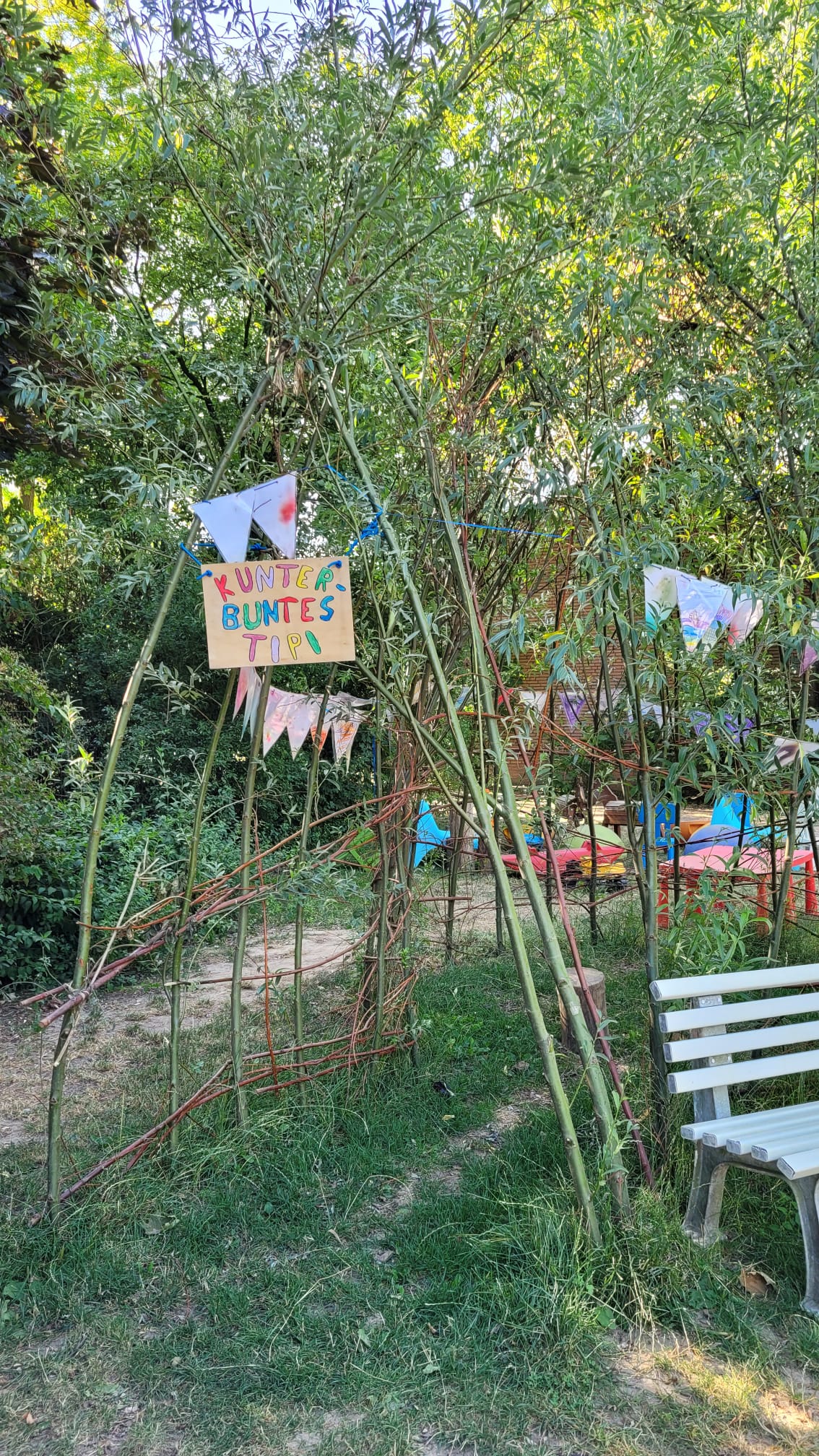 Kinder spielen am Weidentipi im Au&szlig;engel&auml;nde der Kita